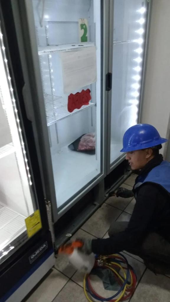 Técnico realizando mantenimiento a equipo de refrigeración